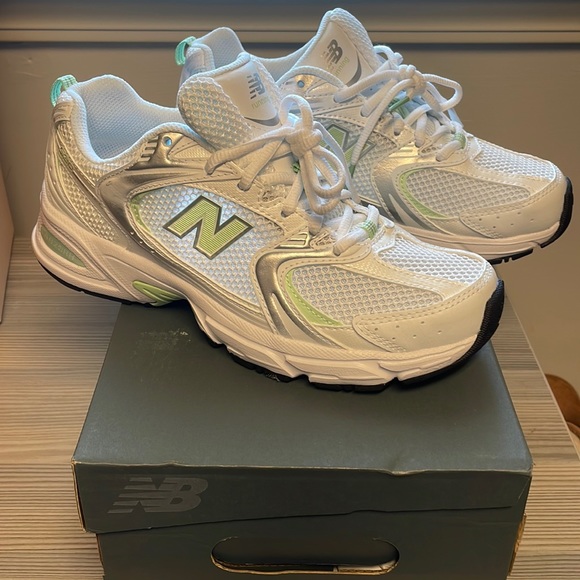 New Balance 530 Trainers - Picture 1 of 6